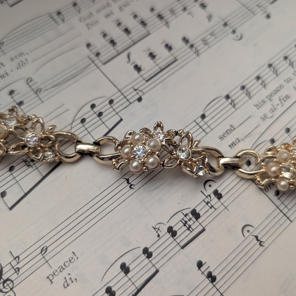 Vintage 50s Goldtone Floral Bracelet With Gemstones And Faux Pearls - Picture 3 of 13